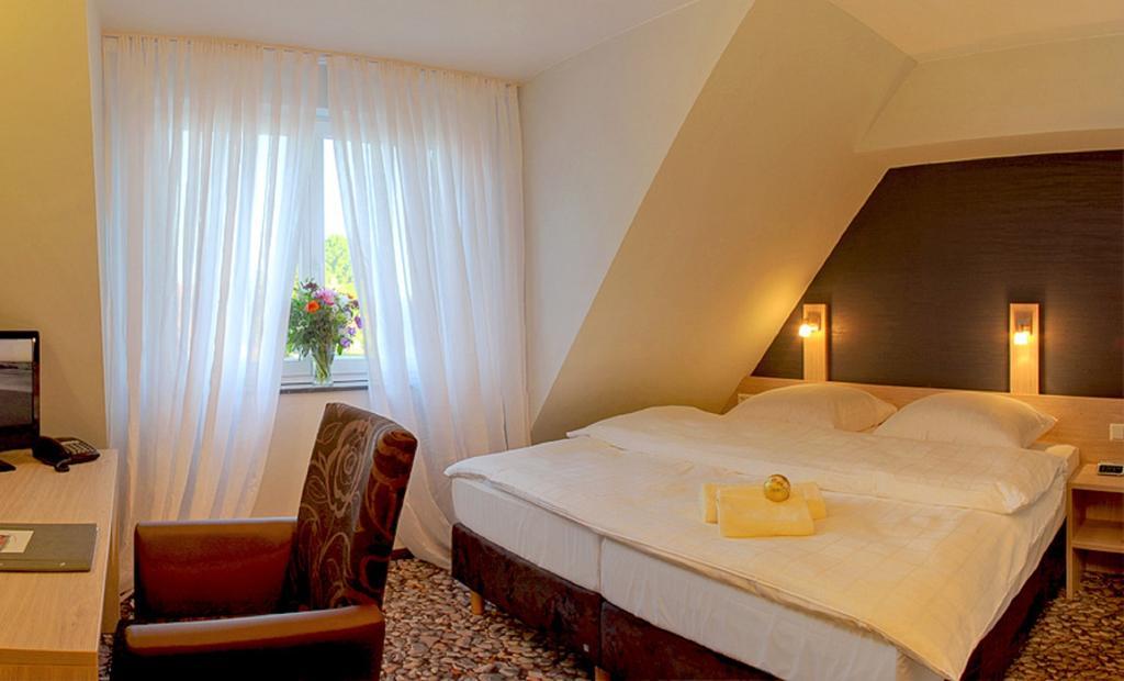 Remise & Westfluegel Schloss Stolpe Stolpe auf Usedom Zimmer foto